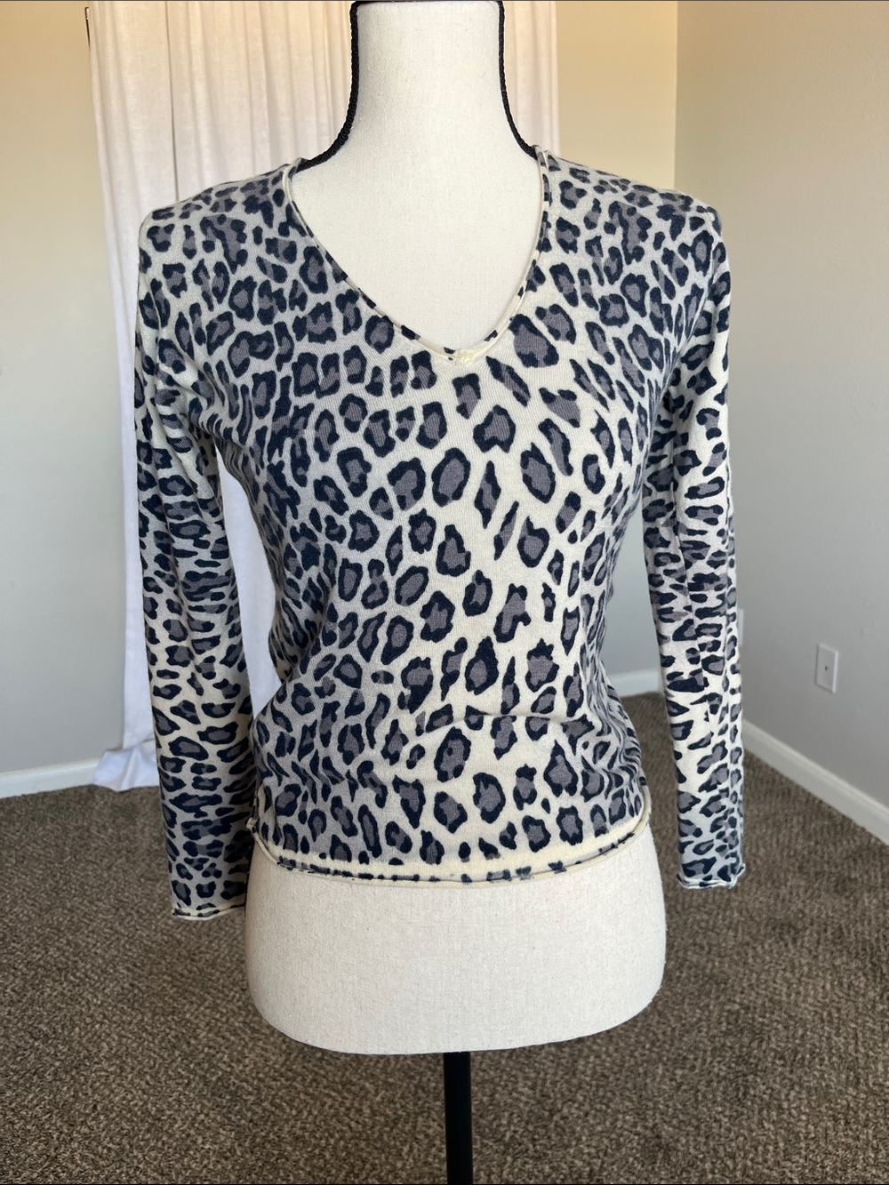 Bruno Manetti Italy 100% Cashmere Cheetah Leopard V-Neck Sweater XS S